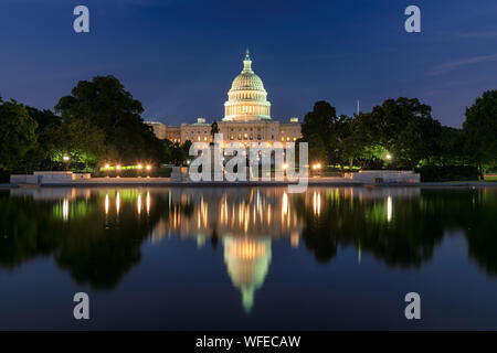 United States Capitol Building bei Nacht Stockfoto