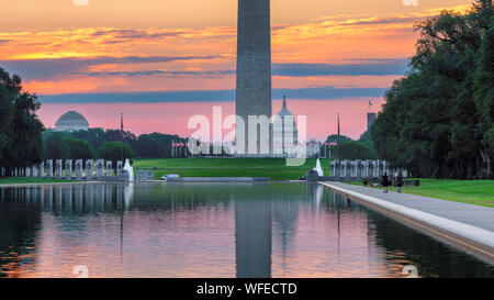 Washington Monument und dem US Capitol Gebäude bei Sonnenaufgang Stockfoto