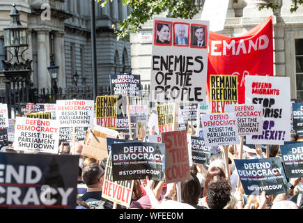 UK. 31 Aug, 2019. Demonstranten in Whitehall protestieren gegen die Entscheidung der Regierung, das Parlament zu vertagen, die nur sehr wenig Zeit für die Diskussion vor dem 31. Oktober Abgabetermine der Europäischen Union zu verlassen. Die Oberseite der Putsch" Bewegung vor den Toren von Downing Street 10 protestiert. Credit: Tommy London/Alamy leben Nachrichten Stockfoto