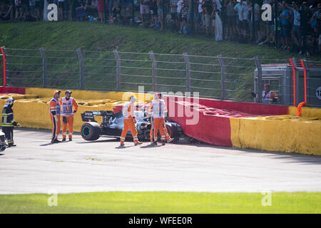 Stavelot, Belgien. 31 Aug, 2019. Nachwirkungen von Lewis Hamilton, #44, Crash im freien Training 3 an der Grand Prix von Belgien, Spa-Francorchamps, als seinen Mercedes ist vom Fang Schranken gezogen. Credit: Broadhead/Alamy leben Nachrichten Stockfoto