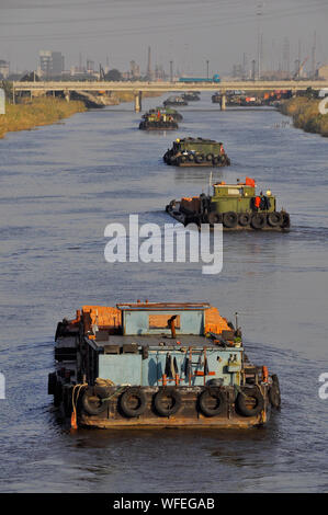 Kohle Lastkähne reisen auf den Kanälen des Jangtse-flusses in Nantong China führenden Stockfoto