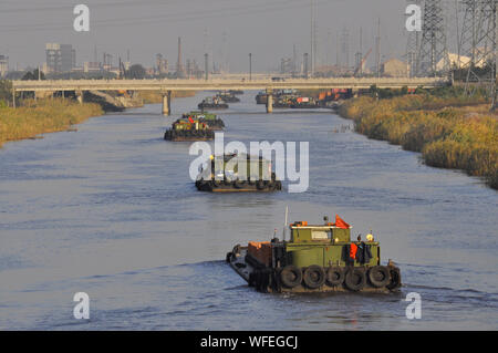 Kohle Lastkähne reisen auf den Kanälen des Jangtse-flusses in Nantong China führenden Stockfoto