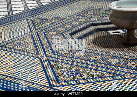 Marrakesch Marokko, close-up der zellig Fliesenboden und Brunnen bei Dar Si Said Stockfoto