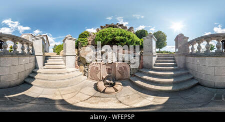 360 Grad Panorama Ansicht von WASILKOW, Polen - Juli 2019: Vollständige nahtlose sphärischen hdri Panorama 360 Grad Betrachtungswinkel in der Nähe von heiligen Frühling mit betontreppen und Skulptur von ang