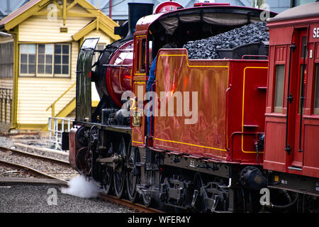 K 190 Rot Dampflok in der viktorianischen Ära Geelong Bahnhof Melbourne Victoria Australien mit Stellwerk im Hintergrund Stockfoto