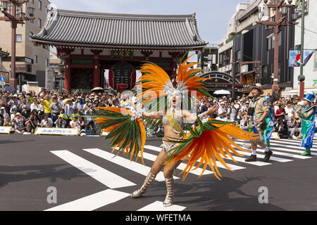 Tokio, Japan. 31 Aug, 2019. Samba Tänzer durch die Straßen der traditionellen Asakusa Bezirk während der 38Th Asakusa Samba Carnival. Jedes Jahr über 500.000 Menschen kamen auf 25 Mannschaften (mit 5000 Tänzer) in Japans größter samba Karneval sehen. Credit: Rodrigo Reyes Marin/ZUMA Draht/Alamy leben Nachrichten Stockfoto