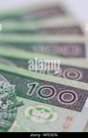 Makro Nahaufnahme von Nummer 100 auf hundert Zloty polnische Banknoten arrenged in der Zeile Stockfoto