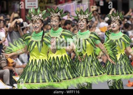 Tokio, Japan. 31 Aug, 2019. Samba Tänzer durch die Straßen der traditionellen Asakusa Bezirk während der 38Th Asakusa Samba Carnival. Jedes Jahr über 500.000 Menschen kamen auf 25 Mannschaften (mit 5000 Tänzer) in Japans größter samba Karneval sehen. Credit: Rodrigo Reyes Marin/ZUMA Draht/Alamy leben Nachrichten Stockfoto