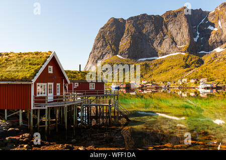 Ein warmer Frühling Morgen im malerischen Dorf Reine auf den Lofoten, Norwegen Stockfoto