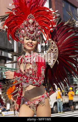 Tokio, Japan. 31 Aug, 2019. Eine samba Tänzerin führt durch die Straßen der traditionellen Asakusa Bezirk während der 38Th Asakusa Samba Carnival. Jedes Jahr über 500.000 Menschen kamen auf 25 Mannschaften (mit 5000 Tänzer) in Japans größter samba Karneval sehen. Credit: Rodrigo Reyes Marin/ZUMA Draht/Alamy leben Nachrichten Stockfoto