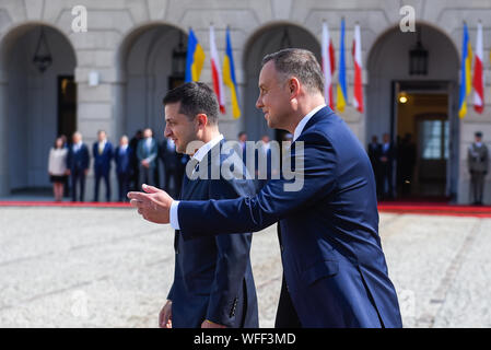 Warschau, Polen. 31 Aug, 2019. Präsident von Polen, Andrzej Duda begrüßt der Präsident der Ukraine, Wladimir Zelensky während der Begrüßungszeremonie im Präsidentenpalast. Volodymyr Zelensky kommt in Warschau vor der 80. Jahrestag des Ausbruchs des Zweiten Weltkriegs, in dem mehr als 40 internationale Delegationen vorlegen wird, einschließlich der deutschen Kanzlerin, Angela Merkel, und US-Vizepräsident, Mike Pence. Credit: SOPA Images Limited/Alamy leben Nachrichten Stockfoto