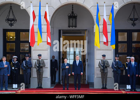 Warschau, Polen. 31 Aug, 2019. Präsident von Polen, Andrzej Duda begrüßt der Präsident der Ukraine, Wladimir Zelensky während der Begrüßungszeremonie im Präsidentenpalast. Volodymyr Zelensky kommt in Warschau vor der 80. Jahrestag des Ausbruchs des Zweiten Weltkriegs, in dem mehr als 40 internationale Delegationen vorlegen wird, einschließlich der deutschen Kanzlerin, Angela Merkel, und US-Vizepräsident, Mike Pence. Credit: SOPA Images Limited/Alamy leben Nachrichten Stockfoto