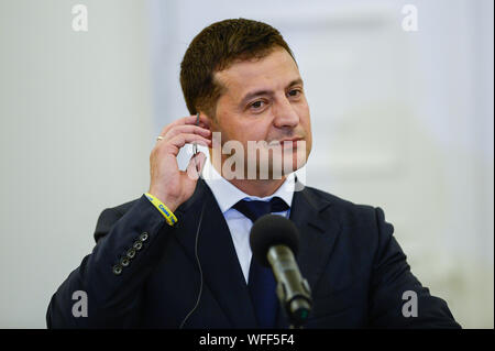 Warschau, Polen. 31 Aug, 2019. Präsident der Ukraine Volodymyr Zelensky spricht während einer Pressekonferenz nach bilateralen Sitzungen im Präsidentenpalast. Volodymyr Zelensky kommt in Warschau vor der 80. Jahrestag des Ausbruchs des Zweiten Weltkriegs, in dem mehr als 40 internationale Delegationen vorlegen wird, einschließlich der deutschen Kanzlerin, Angela Merkel, und US-Vizepräsident, Mike Pence. Credit: SOPA Images Limited/Alamy leben Nachrichten Stockfoto