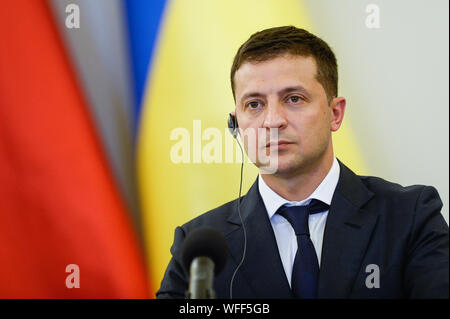 Warschau, Polen. 31 Aug, 2019. Präsident der Ukraine Volodymyr Zelensky spricht während einer Pressekonferenz nach bilateralen Sitzungen im Präsidentenpalast. Volodymyr Zelensky kommt in Warschau vor der 80. Jahrestag des Ausbruchs des Zweiten Weltkriegs, in dem mehr als 40 internationale Delegationen vorlegen wird, einschließlich der deutschen Kanzlerin, Angela Merkel, und US-Vizepräsident, Mike Pence. Credit: SOPA Images Limited/Alamy leben Nachrichten Stockfoto