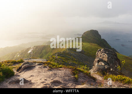 Blick von oben auf Tjeldbergtind, in der Nähe von Svolvaer auf den Lofoten Stockfoto