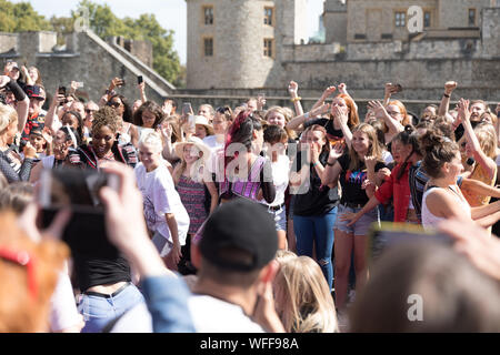 London, Großbritannien. 31 Aug, 2019. Königinnen aus sechs der Musikalischen und ihre Queendom der Fans nehmen an einem Flashmob am Tower von London. Sterne adn fans Der smash-Hit Musical über die sechs Ehefrauen von Heinrich VIII., mit Musik und Texten von Toby Marlow und Lucy Carrie-Anne Moss und Choreographie von Ingrouille vor dem Tower von London zu einem choreographierten Tanz um den zeigt finale Song 'einer Art 'Credit: Amanda Rose/Alamy leben Nachrichten Stockfoto