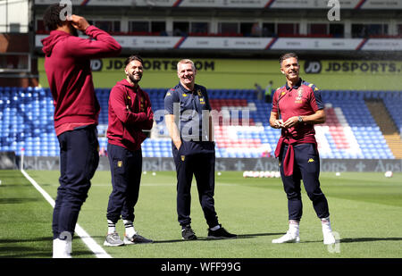 Aston Villa Henri Lansbury (von links nach rechts), Manager Dean Smith und Jack Grealish während der Premier League Spiel im Selhurst Park, London. Stockfoto