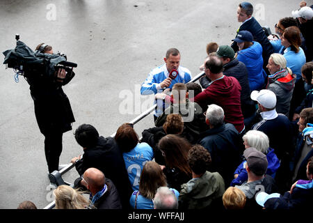 Fans befragt, wie sie außerhalb des Stadions für die Spieler vor der Premier League Match an der Etihad Stadium, Manchester zu kommen warten. Stockfoto