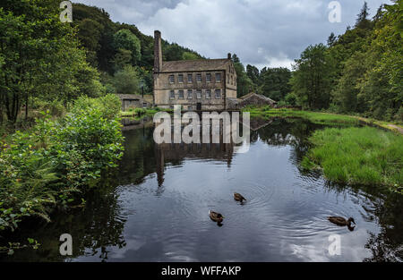 Wasser Reflexionen des wiederhergestellten Gibsons Mühle, Hebbden Brücke Gibsons Mühle ist innerhalb von Hardcastle Crags Waldgebiet voller natürlicher Schönheit. Stockfoto