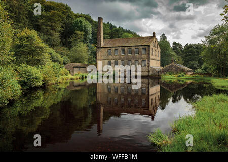 Wasser Reflexionen des wiederhergestellten Gibsons Mühle, Hebbden Brücke Gibsons Mühle ist innerhalb von Hardcastle Crags Waldgebiet voller natürlicher Schönheit. Stockfoto