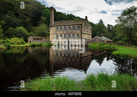 Wasser Reflexionen des wiederhergestellten Gibsons Mühle, Hebbden Brücke Gibsons Mühle ist innerhalb von Hardcastle Crags Waldgebiet voller natürlicher Schönheit. Stockfoto