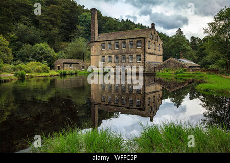 Wasser Reflexionen des wiederhergestellten Gibsons Mühle, Hebbden Brücke Gibsons Mühle ist innerhalb von Hardcastle Crags Waldgebiet voller natürlicher Schönheit. Stockfoto