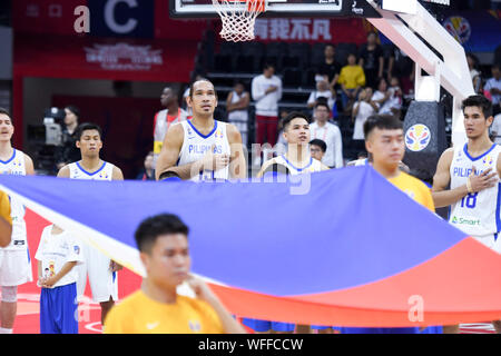 Foshan, Guangdong Provinz Chinas. 31 Aug, 2019. Spieler von den Philippinen singen Nationalhymne vor der Gruppe D Match zwischen den Philippinen und Italien an der FIBA WM 2019 in Dongguan, Provinz Guangdong im Süden Chinas, Aug 31., 2019. Credit: Huang Zongzhi/Xinhua/Alamy leben Nachrichten Stockfoto