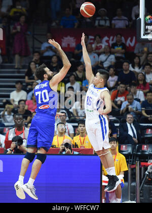 Foshan, Guangdong Provinz Chinas. 31 Aug, 2019. Luigi Datome (L) von Italien schießt während der Gruppe D Match zwischen den Philippinen und Italien an der FIBA WM 2019 in Dongguan, Provinz Guangdong im Süden Chinas, Aug 31., 2019. Credit: Huang Zongzhi/Xinhua/Alamy leben Nachrichten Stockfoto