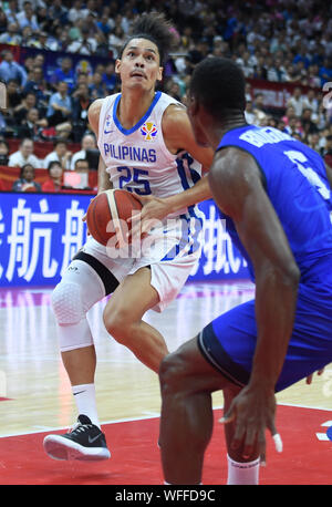 Foshan, Guangdong Provinz Chinas. 31 Aug, 2019. Japeth Aguilar (L) der Philippinen konkurriert in der Gruppe D Match zwischen den Philippinen und Italien an der FIBA WM 2019 in Dongguan, Provinz Guangdong im Süden Chinas, Aug 31., 2019. Credit: Huang Zongzhi/Xinhua/Alamy leben Nachrichten Stockfoto