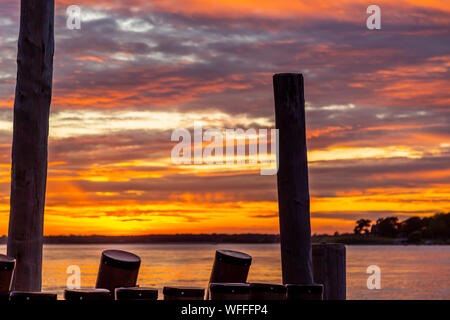 Eine erstaunliche Sonnenuntergang in Sag Harbor, NY mit Shelter Island im Hintergrund. Stockfoto