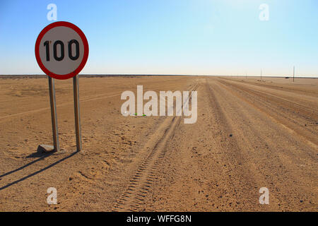 Namibia - Road Sign Geschwindigkeit auf der Seite einer Geraden und Wüste Straße zwischen Swakopmund und Twyfelfontein zu begrenzen. Stockfoto