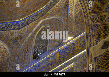 Ausgearbeitete Decke und Wand Verzierungen an der Gur-e Amir Mausoleum Complex in Samarkand, Usbekistan Stockfoto