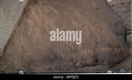 Elefanten und Männer - Felsmalereien und Petroglyphen von Boumediene in Tassili nAjjer Nationalpark, Algerien Stockfoto