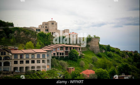 Landschaft mit Ruine der Burg Kruja in Albanien Stockfoto