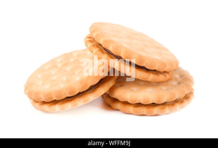 Doppelkekse mit Füllung, mit Schokolade gefüllt. Cookies mit cremefüllung auf weißem Hintergrund. Stockfoto