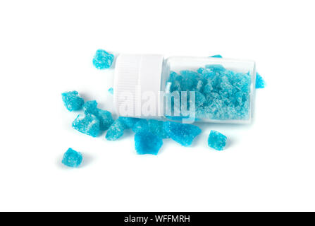 Blue Crystal methamphetamine auf weißem Hintergrund. Blue Ice, Badesalz, Droge. Blau meth. Stockfoto