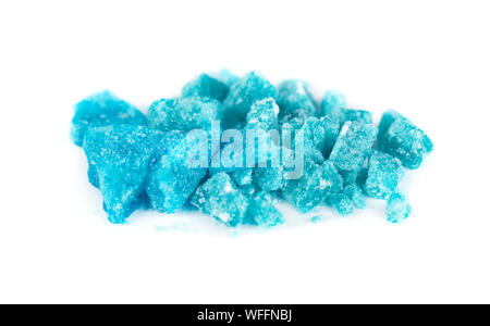 Blue Crystal methamphetamine auf weißem Hintergrund. Blue Ice, Badesalz, Droge. Blau meth. Stockfoto