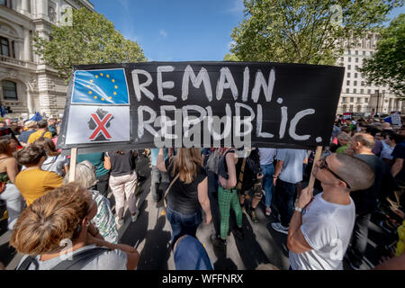 London, Großbritannien. 31 August, 2019. 1000 versammeln sich in Whitehall in einem Massenprotest gegen PM Boris Johnson's bewegen Parlament auszusetzen. Credit: Guy Corbishley/Alamy leben Nachrichten Stockfoto