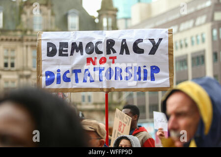 Birmingham, Großbritannien. Hunderte erfassen in Victoria Square, Birmingham City Centre, gegen britische Premierminister Boris Johnson die Entscheidung des Parlaments im Vorfeld auszusetzen - bis zu Brexit zu protestieren. Credit: Peter Lopeman/Alamy leben Nachrichten Stockfoto