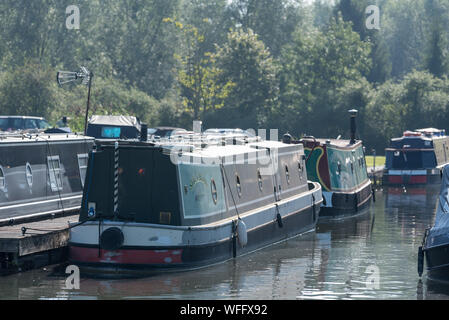 kanalboot auf britischem Wasser aldermaston Urlaub Stockfoto