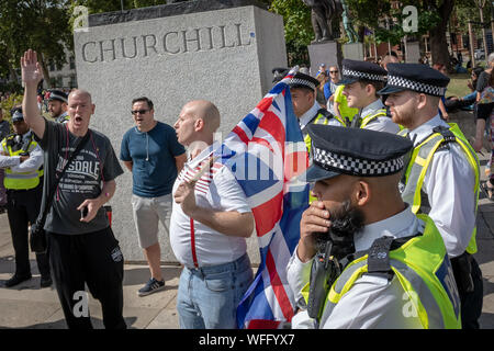 London, Großbritannien. 31 August, 2019. Pro-Brexit Nationalisten März mit Polizeieskorte bei einem Massenprotest gegen PM Boris Johnson's bewegen Parlament auszusetzen. Credit: Guy Corbishley/Alamy leben Nachrichten Stockfoto