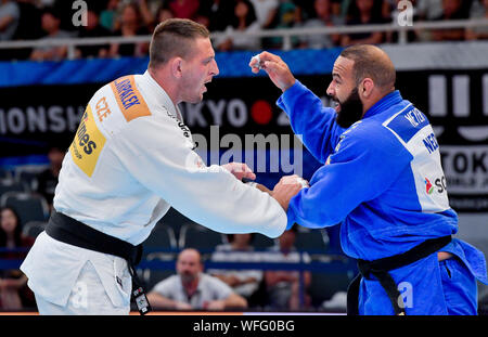 Tokio, Japan. 31 Aug, 2019. Tschechische heavyweight Judoka Lukas Krpalek (in Aktion links) Während der Männer 100 Kategorie Match gegen Roy Meyer der Niederlande bei der Welt Judo Championships in Tokio, Japan, 31. August 2019. Quelle: Vit Simanek/CTK Photo/Alamy leben Nachrichten Stockfoto