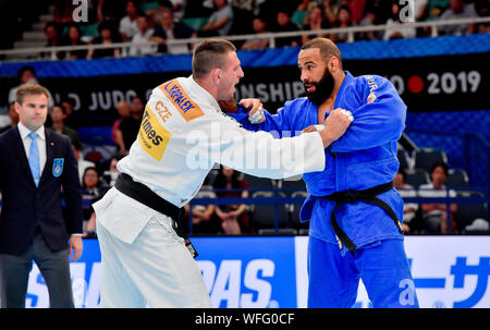 Tokio, Japan. 31 Aug, 2019. Tschechische heavyweight Judoka Lukas Krpalek (in Aktion links) Während der Männer 100 Kategorie Match gegen Roy Meyer der Niederlande bei der Welt Judo Championships in Tokio, Japan, 31. August 2019. Quelle: Vit Simanek/CTK Photo/Alamy leben Nachrichten Stockfoto