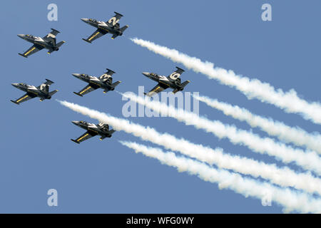 Hradec Kralove, Tschechische Republik. 31 Aug, 2019. Breitling Jet Kunstflugstaffel von Frankreich während der Tschechischen International Air Fest in Hradec Kralove in der Tschechischen Republik. Das Breitling Jet Team ist die größte zivile aerobatic Display Team in Europa. In Dijon, Frankreich, fliegt er acht tschechischen Aero L-39 Albatros Jets. Credit: Slavek Ruta/ZUMA Draht/Alamy leben Nachrichten Stockfoto