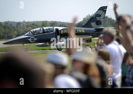 Hradec Kralove, Tschechische Republik. 31 Aug, 2019. Breitling Jet Kunstflugstaffel von Frankreich während der Tschechischen International Air Fest in Hradec Kralove in der Tschechischen Republik. Das Breitling Jet Team ist die größte zivile aerobatic Display Team in Europa. In Dijon, Frankreich, fliegt er acht tschechischen Aero L-39 Albatros Jets. Credit: Slavek Ruta/ZUMA Draht/Alamy leben Nachrichten Stockfoto