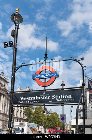 Eingang zur Westminster U-Bahn-Station (U-Bahnhof Westminster) im Parlament Street, Westminster, London, England, UK. Porträt. Vertikale. Stockfoto