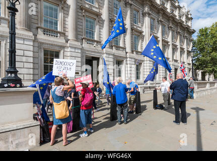 Anti EU Brexit Remainers außerhalb des Cabinet Office im Whitehall protestieren in London am 30. August 2019. Brexit protest London. Stockfoto