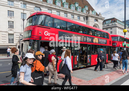 Die Menschen an Bord des neuen Routemaster Bus, einem roten Hybrid diesel-elektrischen Double Decker Bus in Westminster, London, England, UK. Stockfoto