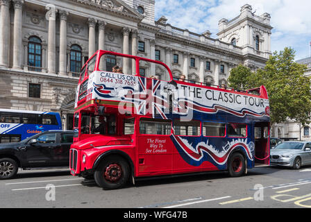 Die klassische Tour, einem oben offenen Touristen Sightseeing Bus in einem alten 60er Jahre rot Routemaster Bus in Westminster, London, England, UK. Stockfoto