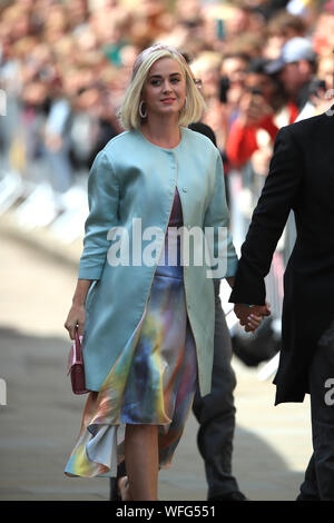 Katy Perry und Orlando Bloom an der York Minster anreisen, für die Hochzeit der Sänger Ellie Goulding nach Caspar Jopling. Stockfoto